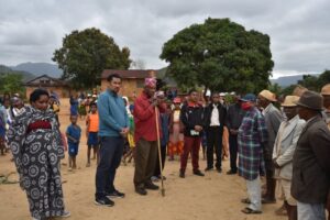 Samy miezaka mitady vahaolana ireo Olobe any ifotony sy ny Fanjakana.